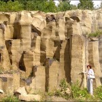 46-річна геолог Марія Криницька оглядає кам’яні стовпи у кар’єрі № 3 на території села Базальтове Костопільського району Рівненщини. Деякі базальтові брили сягають 22–30 метрів (фото: Олена ВЛАСОВА)