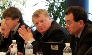 На фото Валерія Подкоритова: голова ДАЛР В. Черняков (в центрі) на круглому столі з лісової політики 