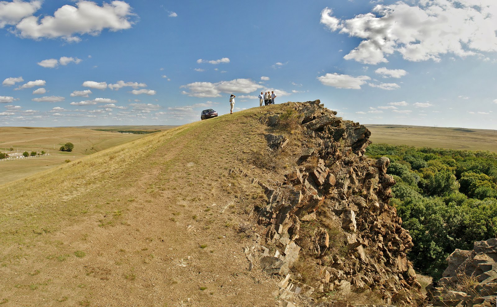 В луганском заповеднике. Королевские скалы Свердловск. Королевские скалы Луганская область. Заповедники Луганской области. Памятники природы Луганщины Королевские скалы.