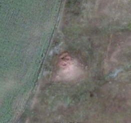 На супутниковому знімку 2007 року теж видно 4 ями на схилі кургану.